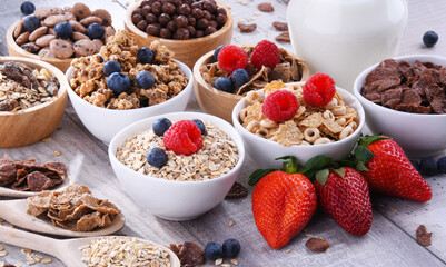 Bowls with different sorts of breakfast cereal products - 790192998