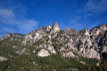 Blick auf ein Bergmassiv in den südtiroler Dolomiten