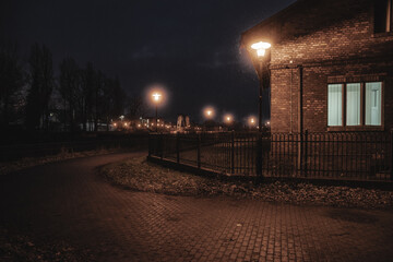 ciemny zaułek miasta lub parku w nocy