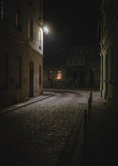 ciemna brukowana uliczka w nocy w mieście - obrazy, fototapety, plakaty