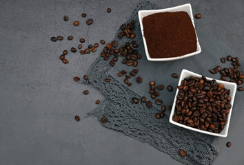 Kaffeepulver mit gerösteten Kaffeebohnen auf dunklem Hintergrund mit Platz für Text.	