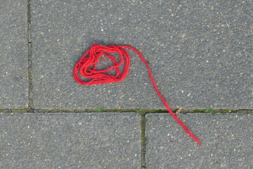 Common theme visualised as red guiding thread on pavement stones