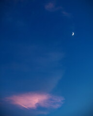 夕焼け雲と月と青い空