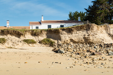 Recul d'une dune menaçant des maisons, suite à la hausse du niveau de la mer entrainant une érosion importante. Noirmoutier - obrazy, fototapety, plakaty
