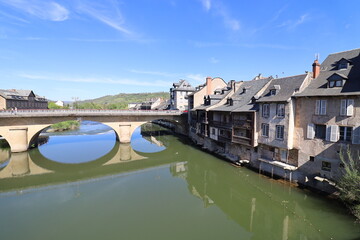 La rivière Lot le long du village, village d'Espalion, département de l'Aveyron, France