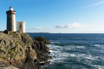 L'îlot rocheux abritant le phare du Petit Minou résiste avec prestance aux éléments marins,...