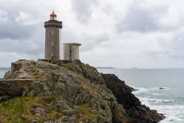 Surgissant de son îlot rocheux, le phare du Petit Minou domine l'entrée du goulet de Brest, tel...