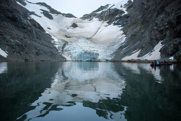 Bergtal mit Gletscher - Spiegelung im Wassere