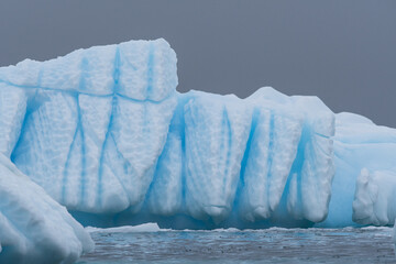 blaue Eisformationen in der Antarktis