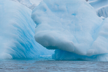 blaue Eisformationen in der Antarktis