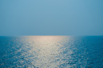 The sea reflects the sunset in the evening.