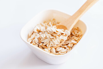 スプーンですくうロールドオーツ