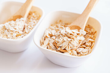 スプーンですくうロールドオーツ