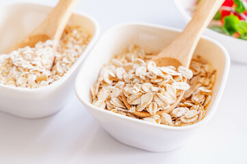 スプーンですくうロールドオーツ