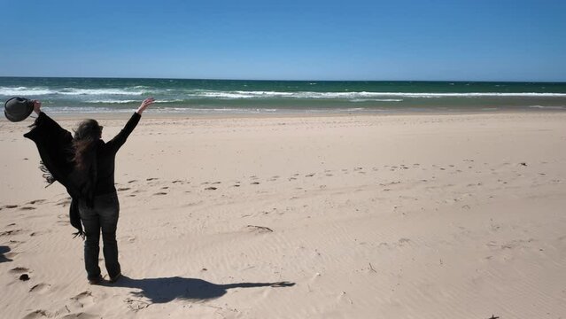 Femme heureuse sur la plage