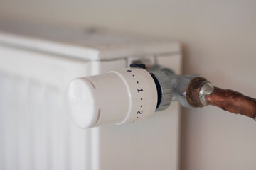 Adjusting the radiator temperature using a thermostat in an apartment with central heating