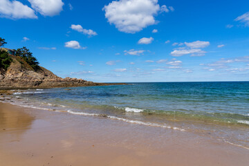 Plage de l'Anse du Croc : eaux cristallines sous un ciel bleu, côtes d'Armor, Bretagne.