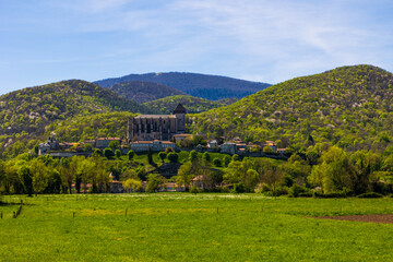 Cath&eacute;drale Sainte-Marie de Saint-Bertrand-de-Comminges, dominant la campagne et les collines alentour depuis son promontoire