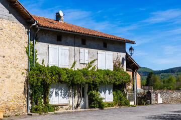 Maison de la ville basse de Saint-Bertrand-de-Comminges à la façade recouverte de plantes grimpantes