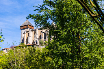 Cathédrale Sainte-Marie de Saint-Bertrand-de-Comminges, au style imposant, vue depuis le contrebas