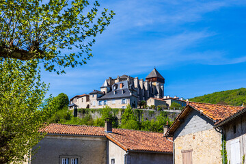 Fototapeta na wymiar Cathédrale Sainte-Marie de Saint-Bertrand-de-Comminges dominant la ville basse
