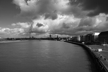 Panorama von Düsseldorf mit Blick auf den Rhein - obrazy, fototapety, plakaty