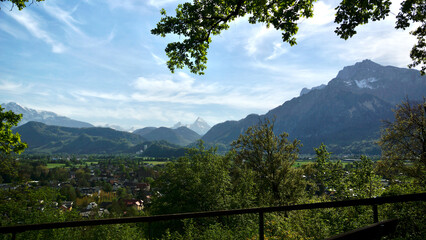 Aussicht vom Aussichtspunkt Watzmannblick mit Sonnenschein und guter Sicht auf den Wartzmann und die Alpen bei Hellbrunn nahe Salzburg