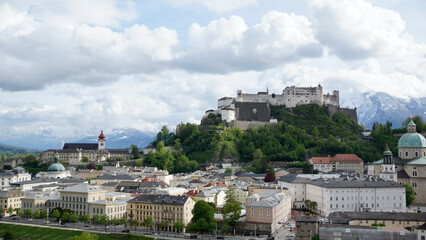 Blick auf die Festung Hohensalzburg in Salzburg vom Kapuzinerberg mit der Altstadt und lockerem...