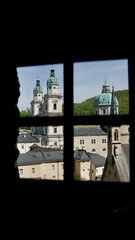 Blick durch das Fenstergitter der Katakomben am Friedhof vom Kloster in Salzburg auf den Dom
