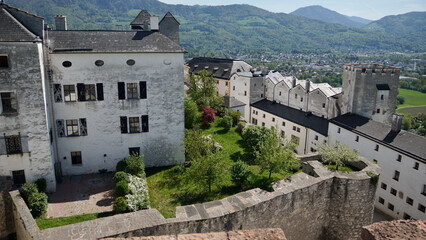 Blick vom Festungsturm Hohensalzburg auf den Innenhof der Festung in Salzburg