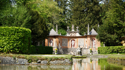 Theatrum der Wasserspiele am Schloss Hellbrunn bei Sonnenschein mit Kanal