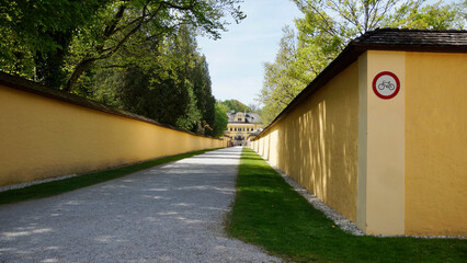 Zufahrt zum Schloss Hellbrunn vom Haupttor