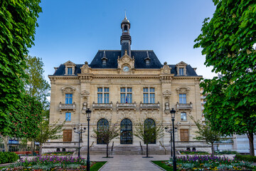 Vue extérieure de l'hôtel de ville de Colombes, France, dans le département français des...