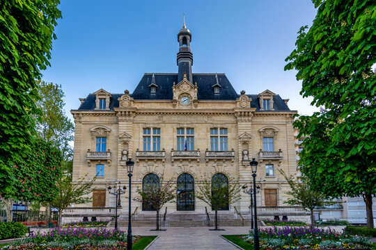 Vue ext&eacute;rieure de l'h&ocirc;tel de ville de Colombes, France, dans le d&eacute;partement fran&ccedil;ais des Hauts-de-Seine, en r&eacute;gion Ile-de-France, au nord-ouest de Paris