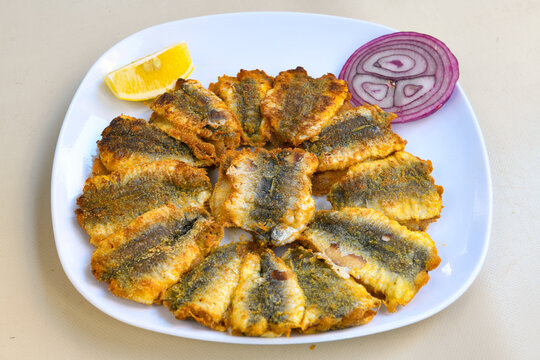 Fried Anchovies (Turkish Name: Hamsi Tava) .Hamsi, istavrit, sardalya tava. Balik kizartma. Izgara cipura levrek, palamut  yesil salata.