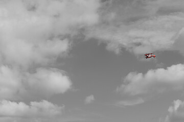 avioneta haciendo piruetas en el cielo nublado