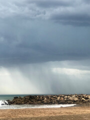 Tormenta a la orilla de mar en Miramar