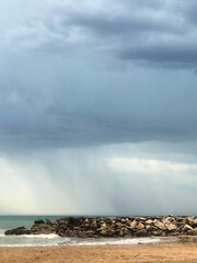 Tormenta a la orilla de mar en Miramar