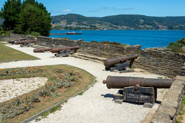 Cañones en la fortificación Fuerte San Antonio en Ancud, Isla de Chiloé, Chile