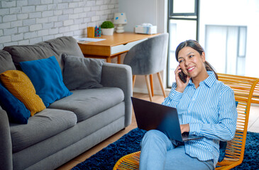 Obraz premium Radiant Success: Latina Woman Thrives in Her Cosy Haven!