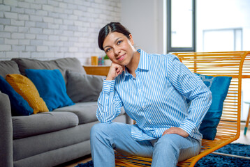 Obraz premium Radiant Success: Latina Woman Thrives in Her Cosy Haven!