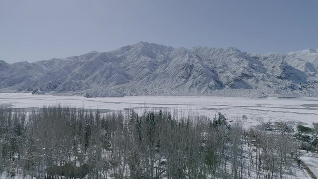 Vuelo de drone monta&ntilde;as nevadas y rio congelado