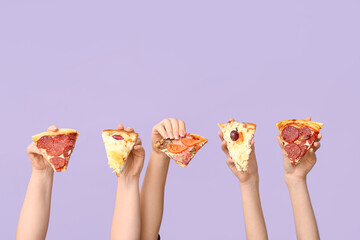 Many hands holding pizza slices on lilac background - obrazy, fototapety, plakaty