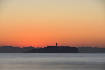 Naklejka premium 江ノ島の静かな夜明け