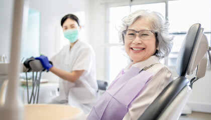Obraz premium 歯科医院 笑顔の年配女性