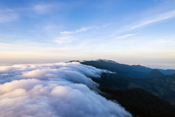 Obraz premium Beautiful sunlight over the mountain and misty of Thailand
