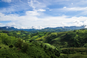 Obraz premium Beautiful sunlight and blue sky with cloud over the mountain of Thailand.