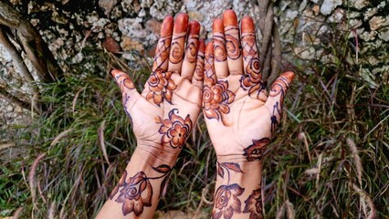 Bemalte Hände einer afrikanischen Frau aus Sansibar Tansania nach dem Ramadan als Ritual