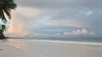 Weißer Strand mit bewölktem Himmel auf Sansibar in Tansania - Afrika