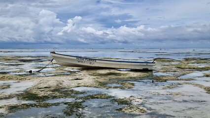 Ebbe auf Sansibar am Strand mit Fischerboot